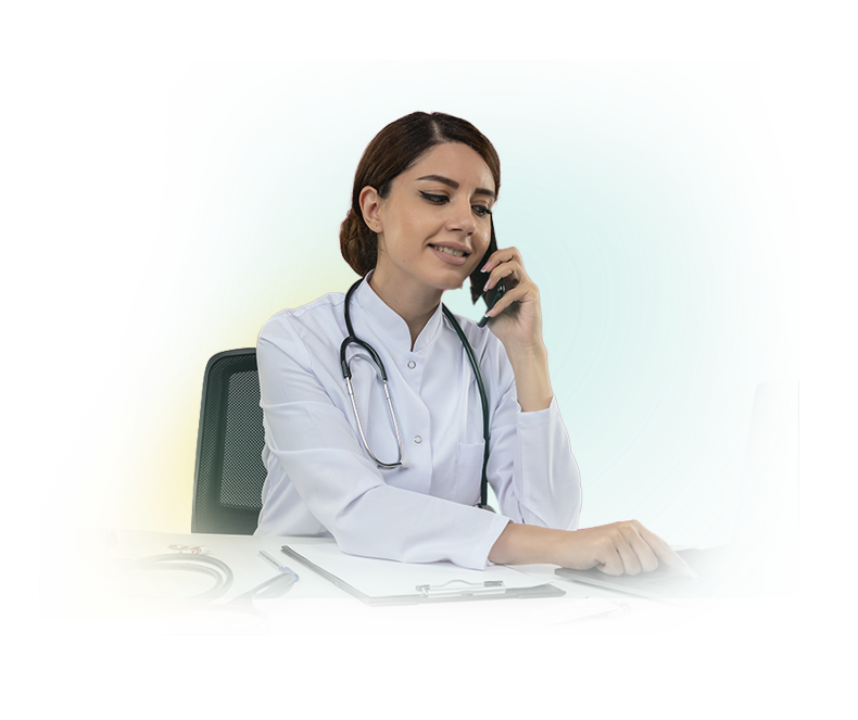 Médica de roupa branca, com estetoscópio ao redor dos ombros, falando ao telefone.